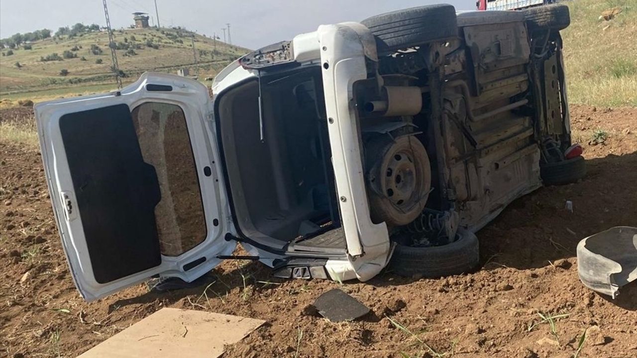 Batman'da Tarlaya Devrilen Araçta 1 Ölü, 2 Yaralı