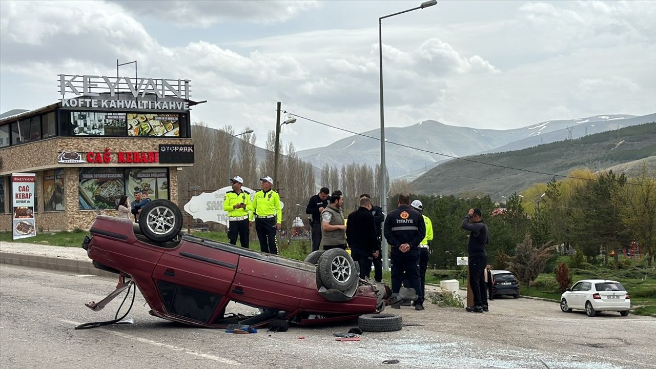 Bayburt'ta Devrilen Otomobilde 4 Kişi Yaralandı
