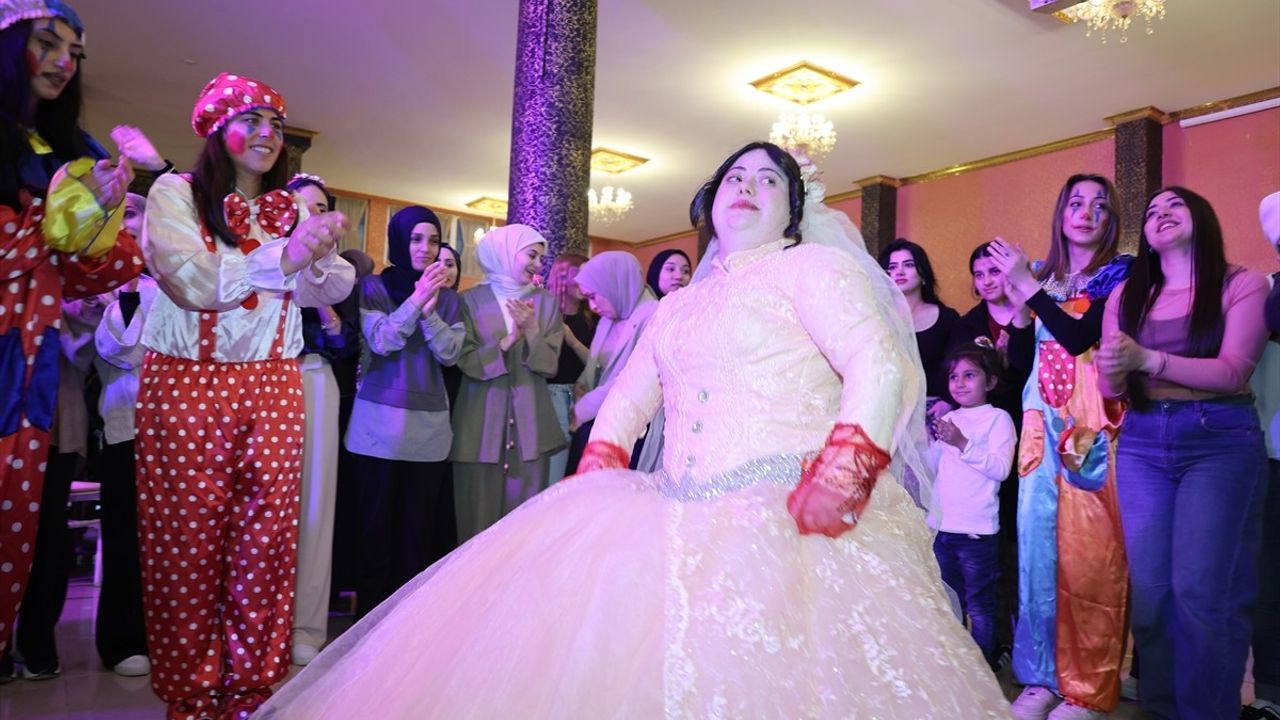Bayburt'ta Down Sendromlu Kızın Gelinlik Hayali Gerçekleşti