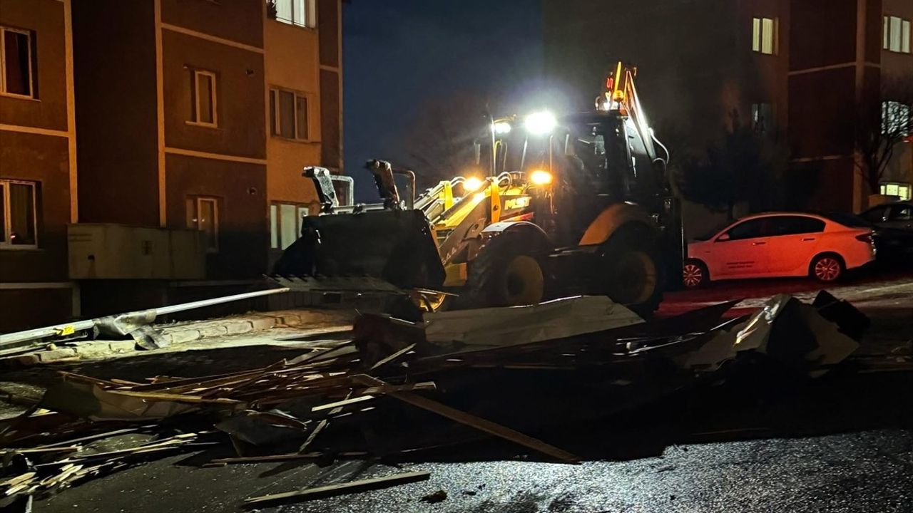 Bayburt'ta Kuvvetli Rüzgar Hayatı Olumsuz Etkiledi