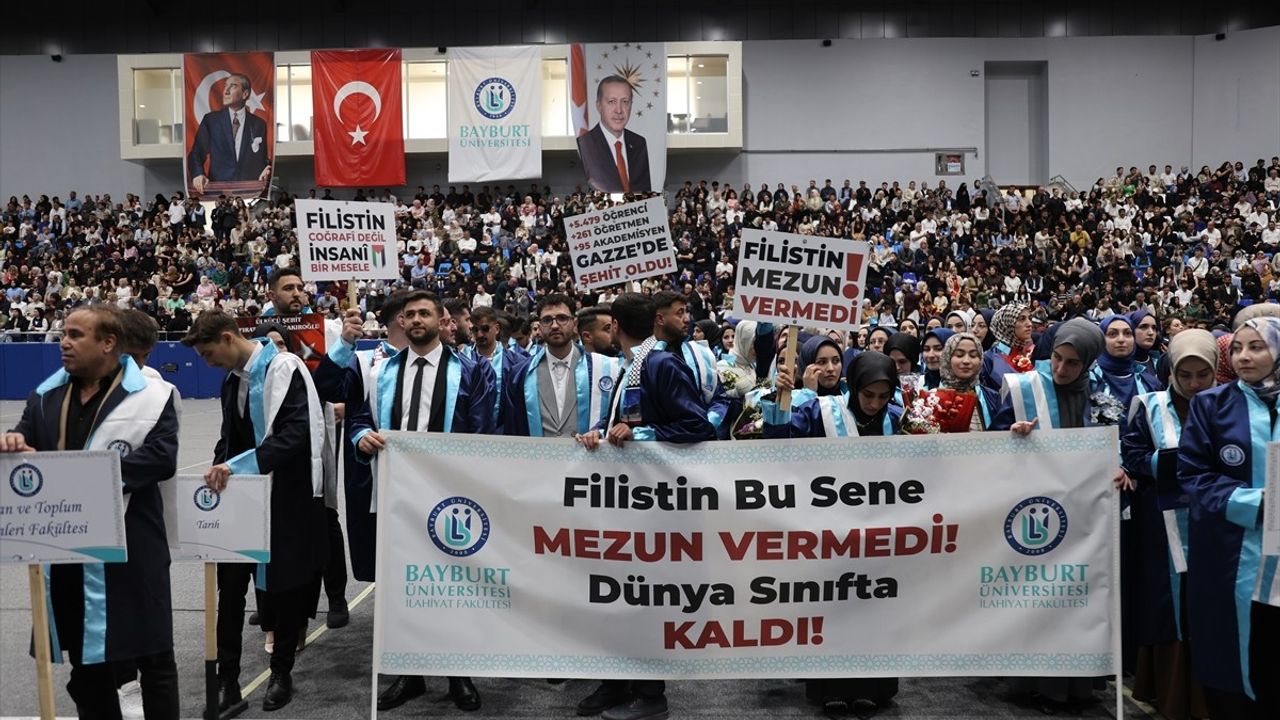 Bayburt Üniversitesi Mezuniyet Töreninde Filistin'e Destek