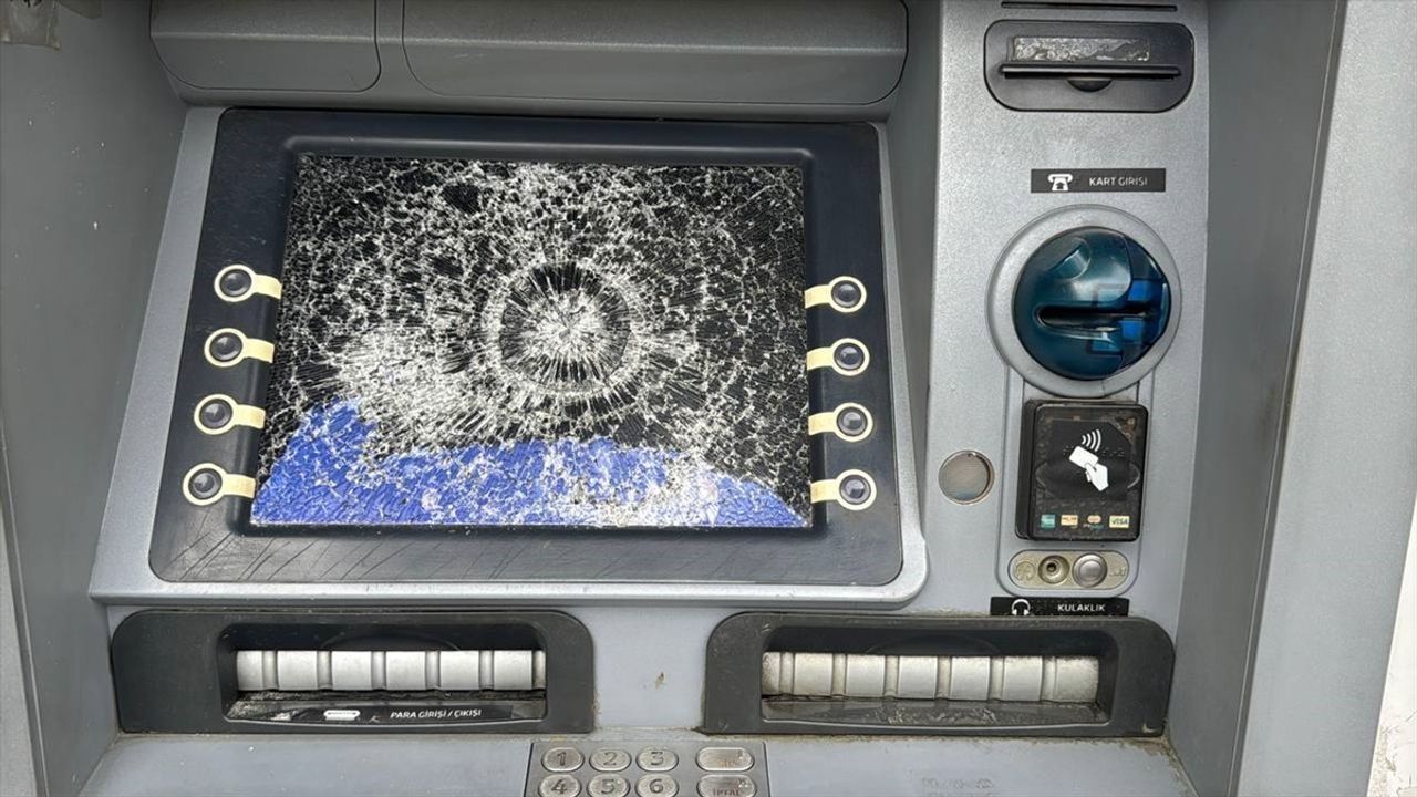 Bayrampaşa'da ATM'lere Zarar: 4 Cihaz Kullanılamaz Hale Geldi