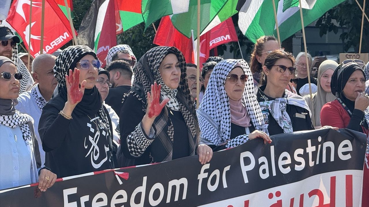 Berlin'de Filistin'e Destek Gösterisi: Yüzlerce Kişi Bir Araya Geldi