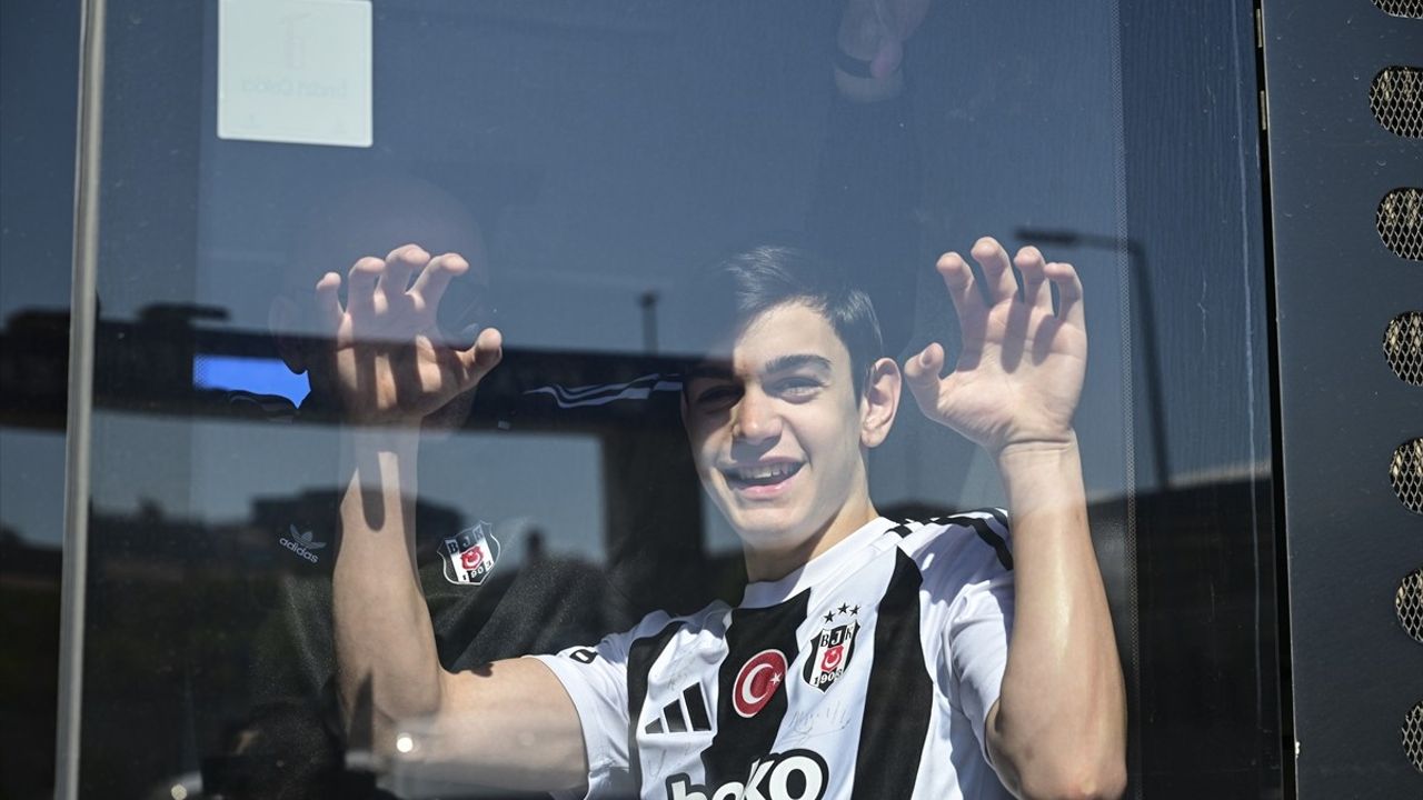 Beşiktaşlı Taraftarlar Ülker Stadı'na Hareket Etti