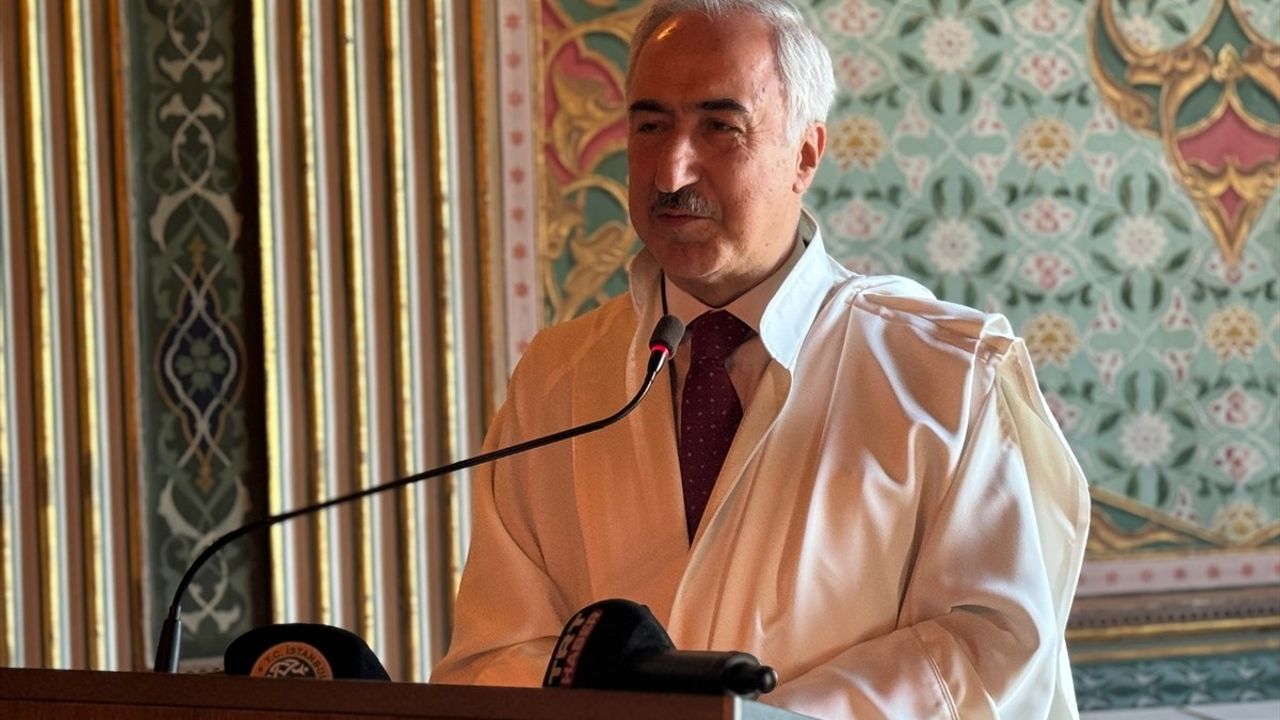 Beşir Ayvazoğlu'na Fahri Doktora Ünvanı Verildi