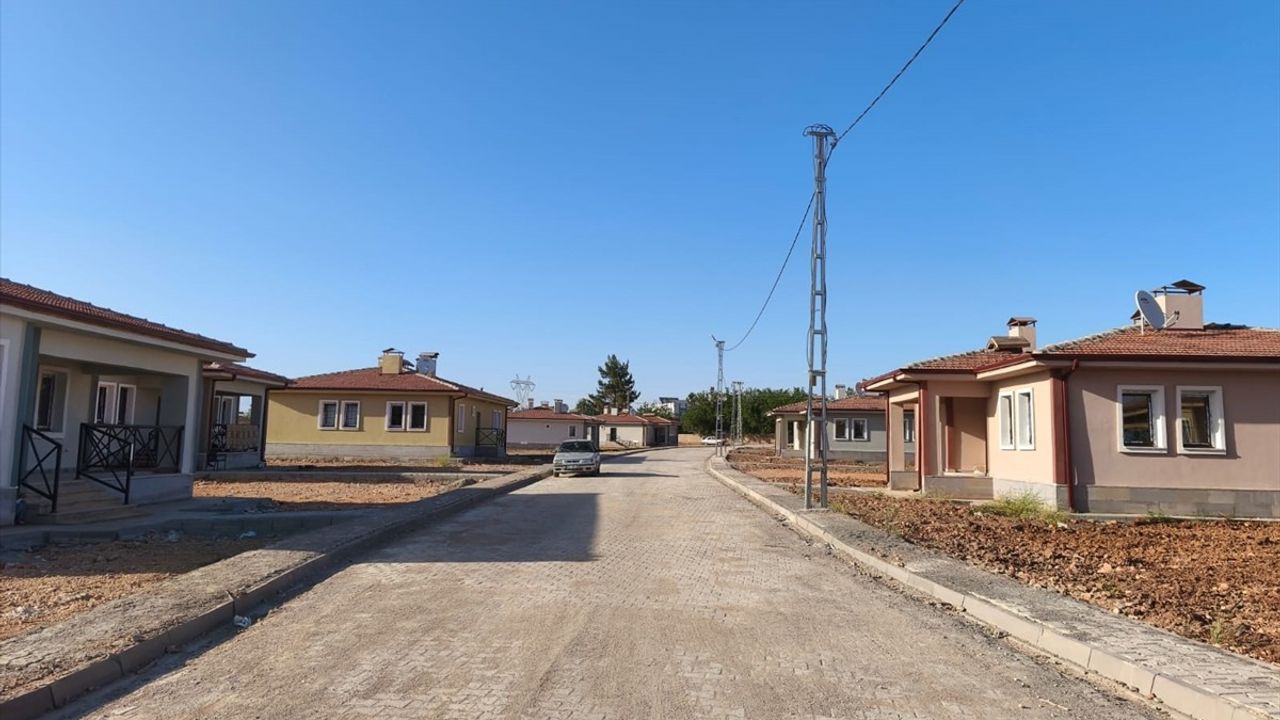 Besni'deki Depremzedelere Köy Tipi Konutlar Teslim Edildi