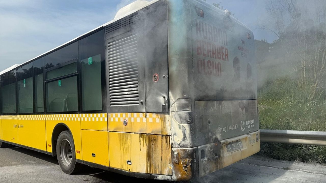 Beykoz'da Seyir Halindeki İETT Otobüsünde Yangın Çıktı