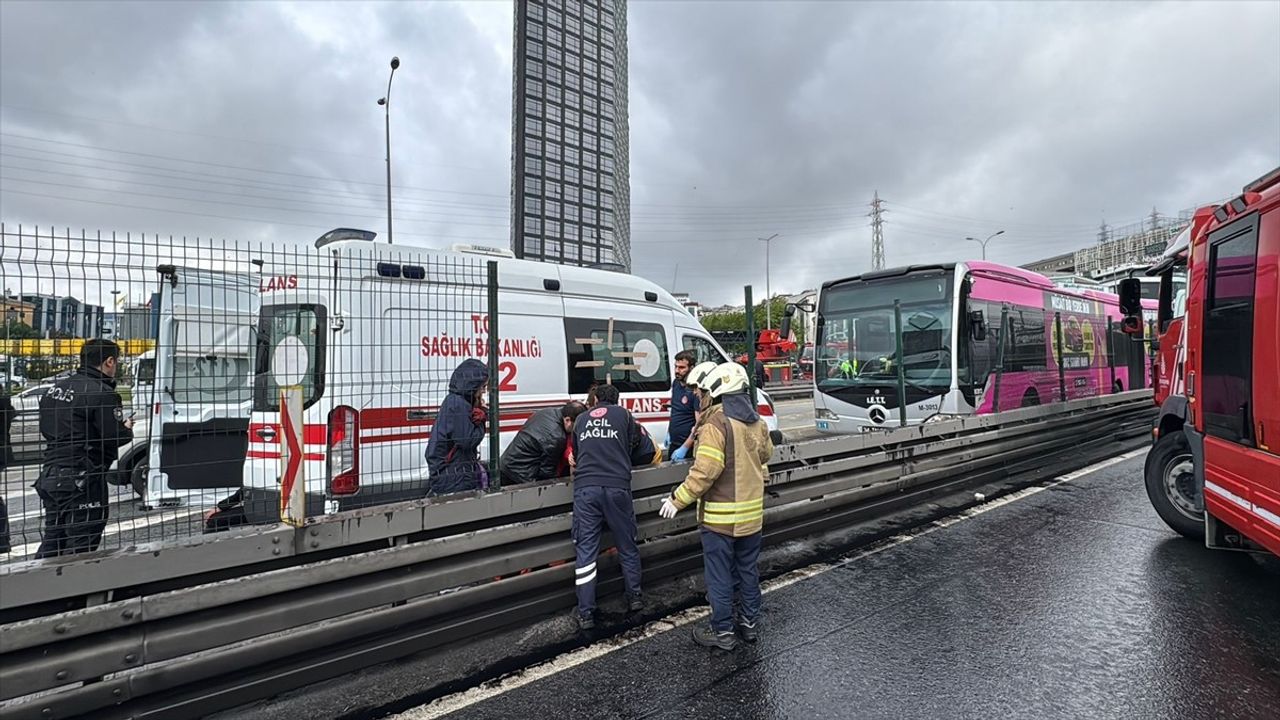 Beylikdüzü'nde Metrobüs Kazası: Yaralılar Var