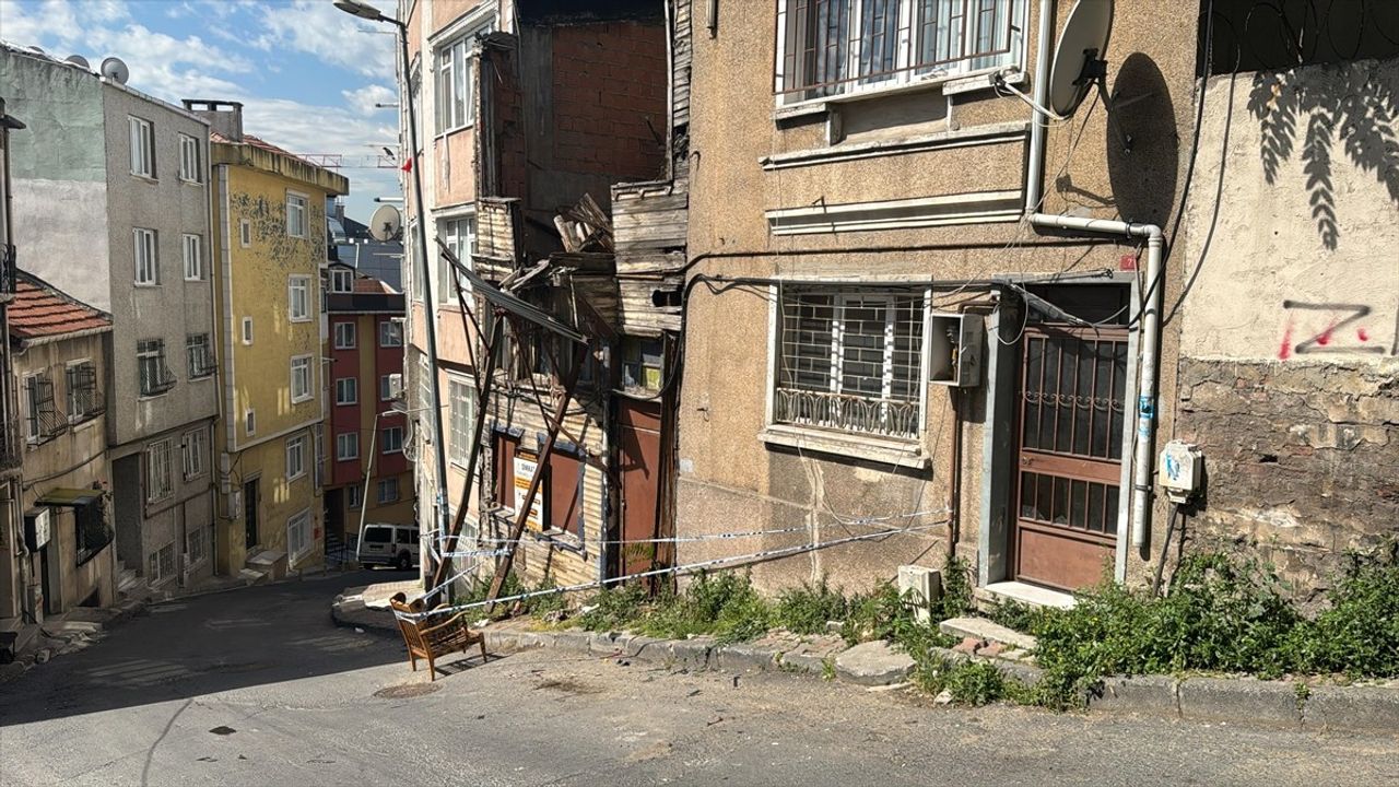 Beyoğlu'nda Yokuşta Kayan Çöp Kamyonu Faciaya Neden Oldu