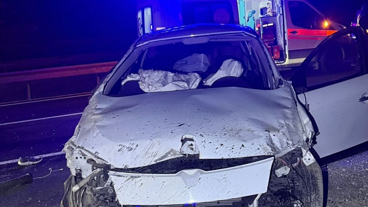 Bilecik'te Otomobil Bariyere Çarptı: 1 Kişi Hayatını Kaybetti