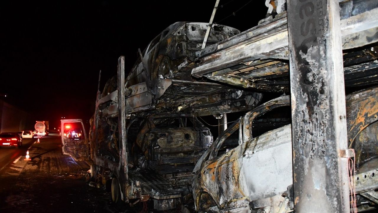 Bilecik'te Otomobil Yüklü Tırda Yangın, 8 Araç Mahvoldu