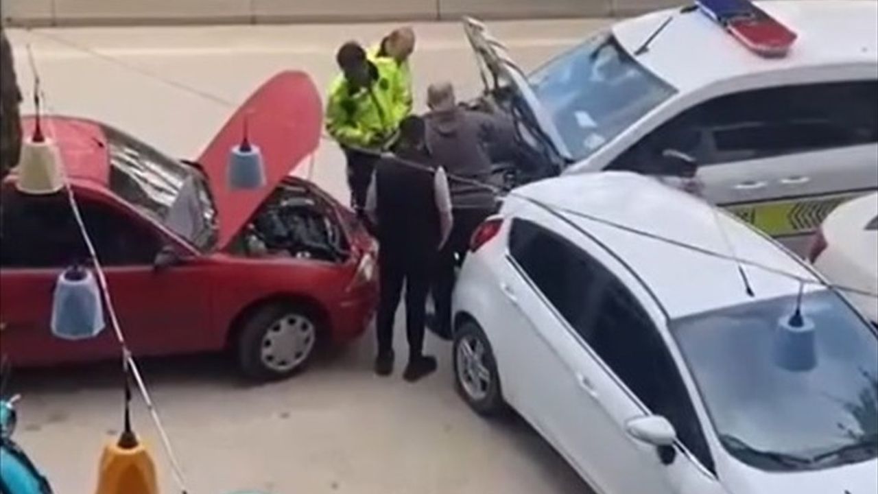 Bilecik’te Polis, Yolda Kalan Vatandaşa Akü Takviyesi Yaptı