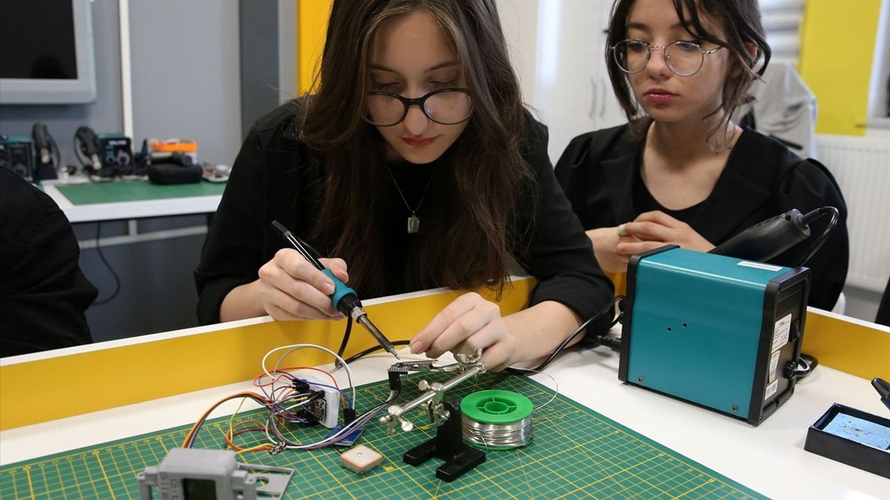 BİLSEM Öğrencileri 'Hayatta Kalma Destek Bilekliği' ile TEKNOFEST'e Katılıyor