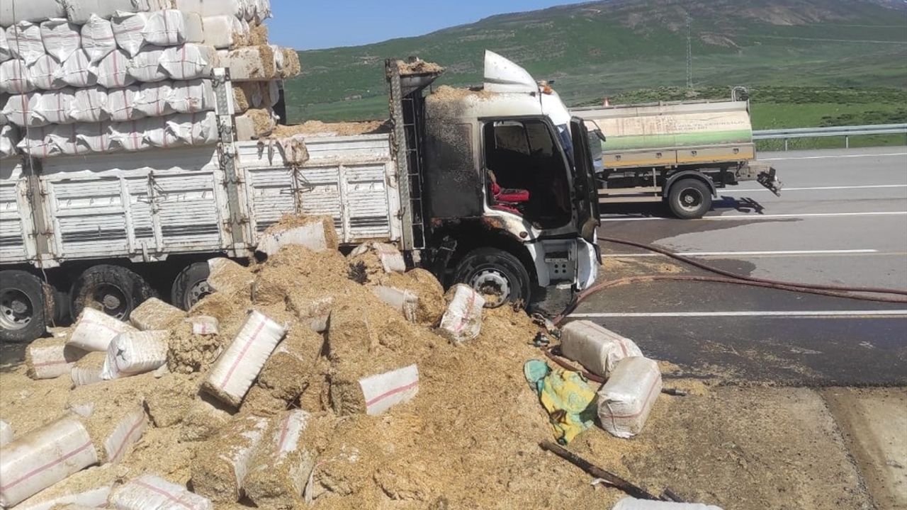 Bingöl'de Saman Yüklü Kamyonda Yangın Çıktı, Ekipler Müdahale Etti