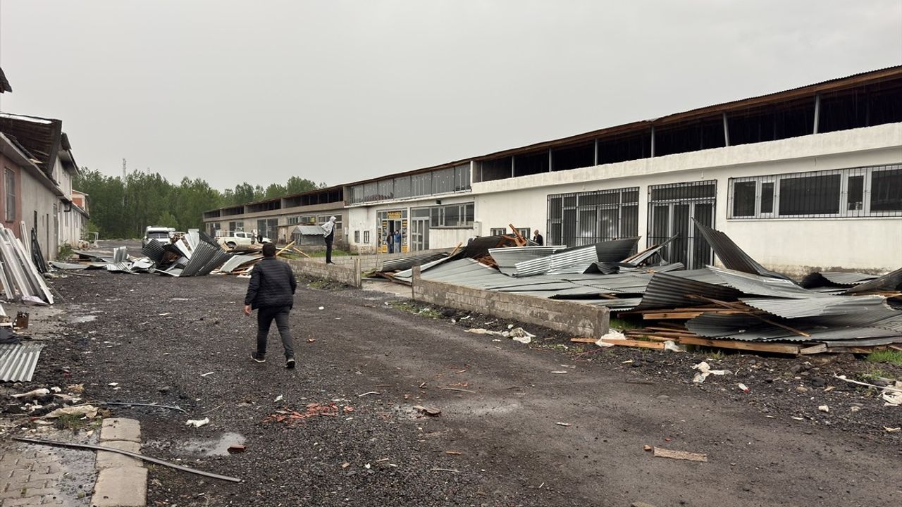 Bingöl'de Şiddetli Rüzgar: Binaların Çatısını Uçurdu, Olay Anı Kamerada