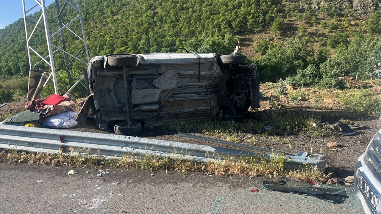 Bingöl'de Takla Atan Hafif Ticari Araçta 5 Kişi Yaralandı