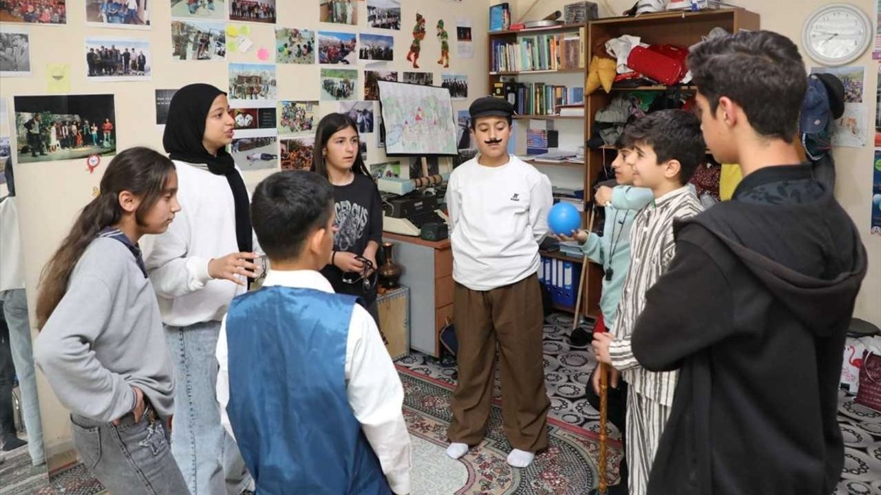 Bitlis Belediyesi Tiyatro Ekibi 'Paydos' ile Sezonu Açtı