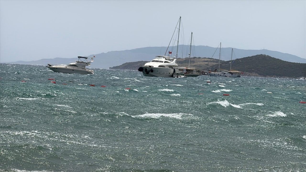 Bodrum'da Kuvvetli Fırtına Feribot Seferlerini İptal Etti