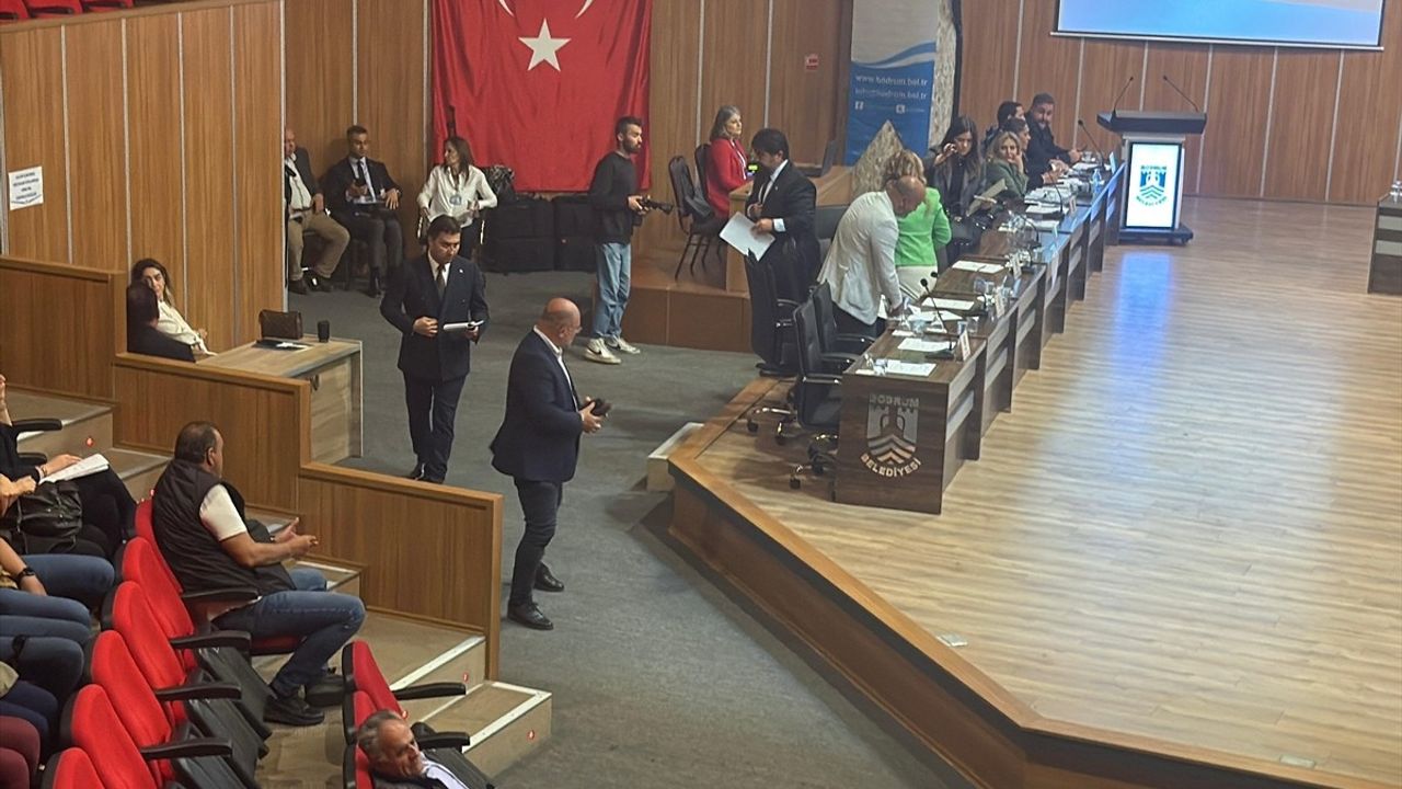 Bodrum Meclis Toplantısında AK Partililer Söz Verilmeyince Salonu Terk Etti