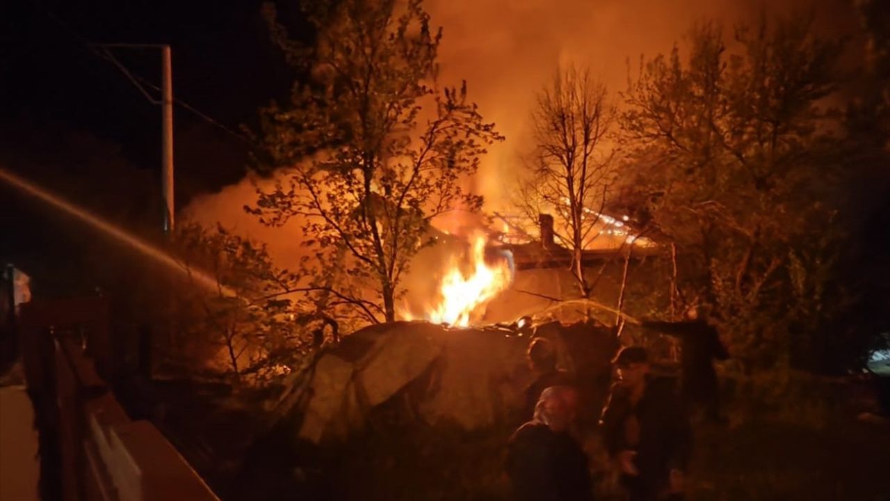 Bolu'da 2 Katlı Ev Alev Alev Yandı