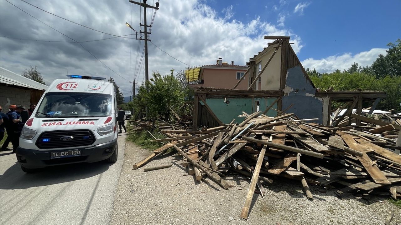Bolu'da Ahşap Ev Çöktü: 1 İşçi Yaralandı