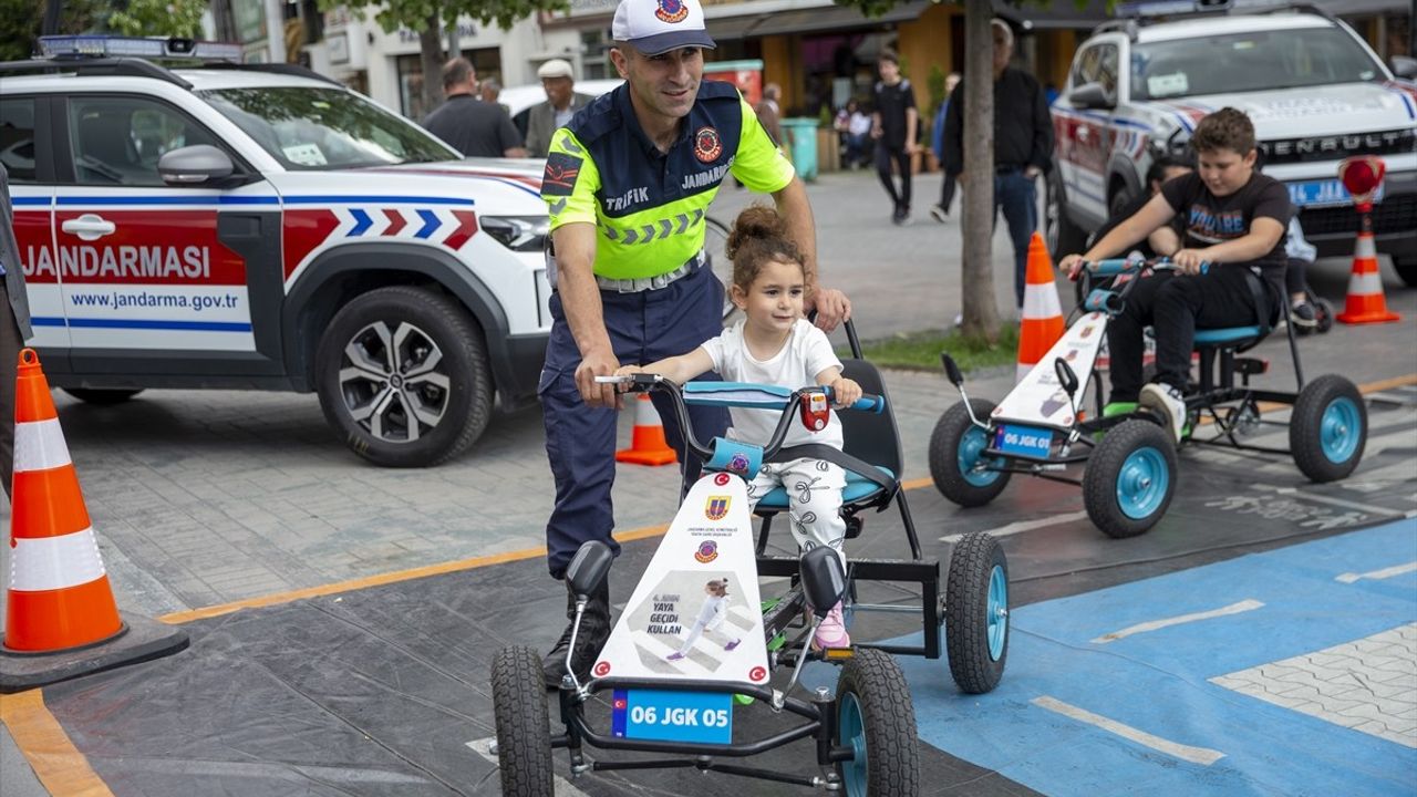 Bolu'da Çocuklar ve Yetişkinler Trafik Kurallarını Mobil Eğitim Tırında Öğrendi