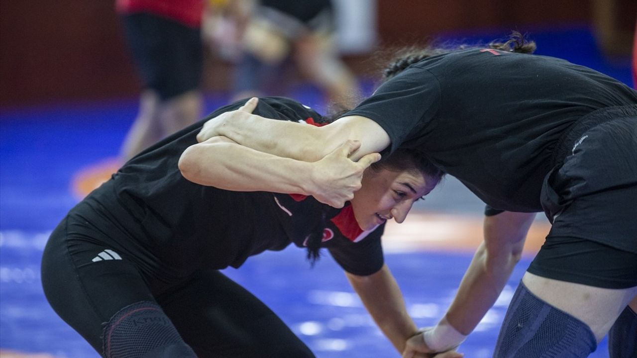 Bolu'da Kadın Güreş Milli Takımı'nın Madalya Hedefi