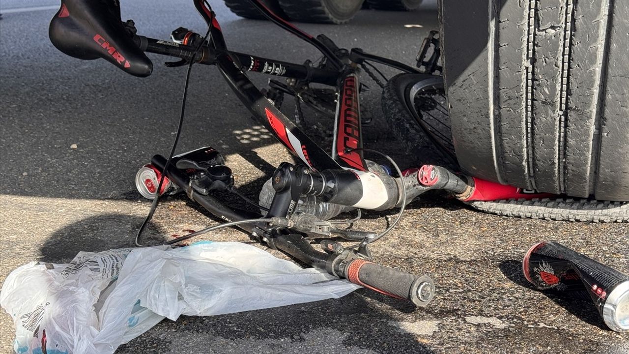 Bolu'da Tırın Çarptığı Bisikletli Genç Ağır Yaralandı