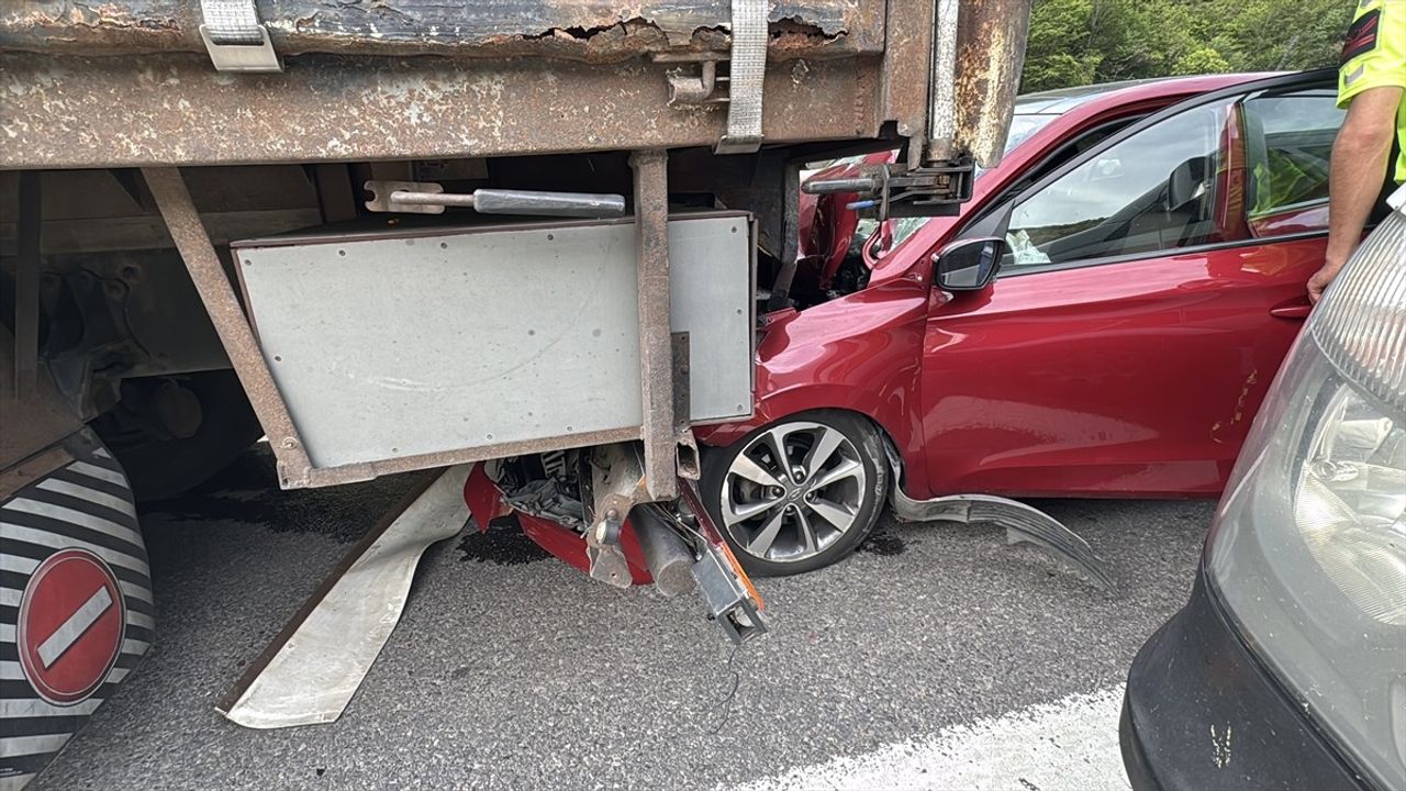 Bolu'da Trafik Kazası: Kamyona Çarpan Otomobilde 2 Yaralı