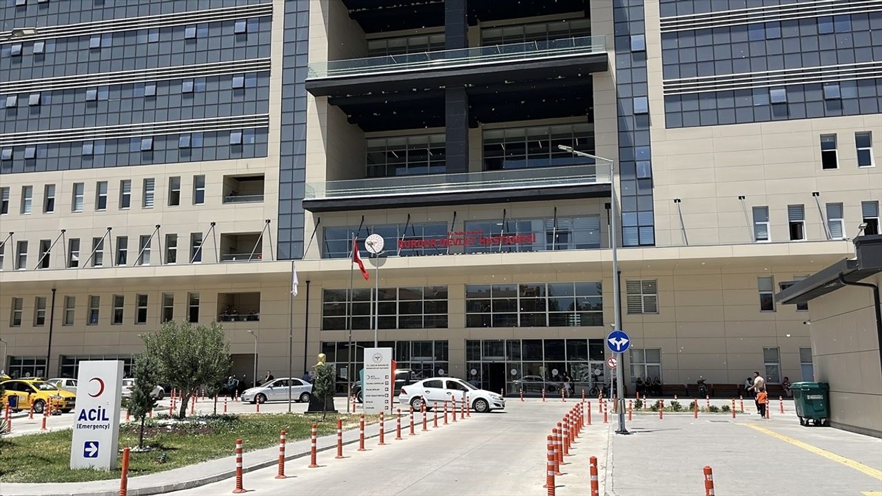 Burdur'da Yaşlı Kadının Gözyaşı Sorunu Ameliyatla Çözüldü