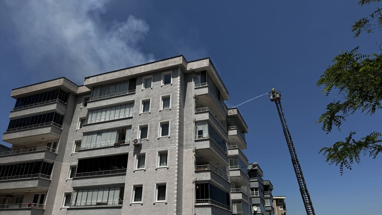 Bursa'da 6 Katlı Binada Çatı Yangını Kontrol Altına Alındı