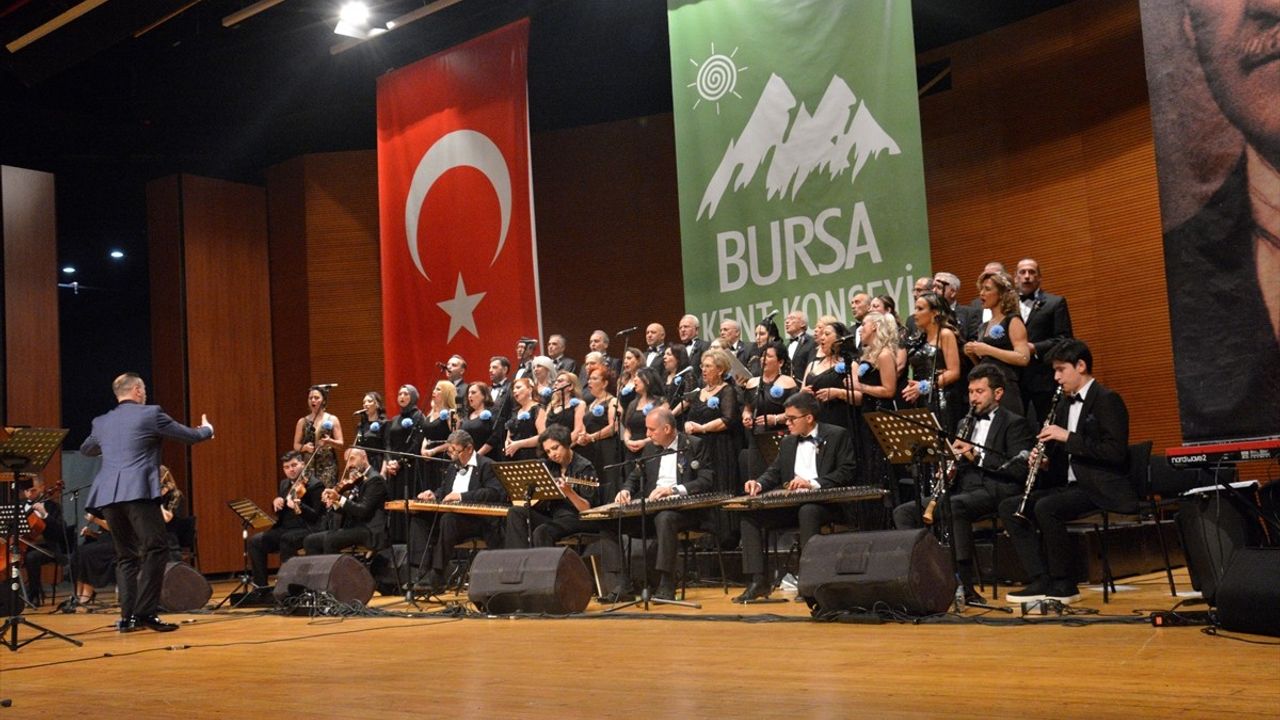 Bursa'da 'Bir Sevdadır Şarkılar' Konseri Büyüledi