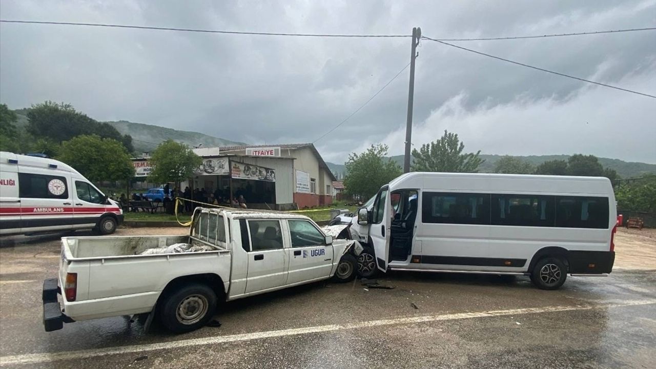Bursa'da Feci Kaza: 1 Ölü, 2 Yaralı