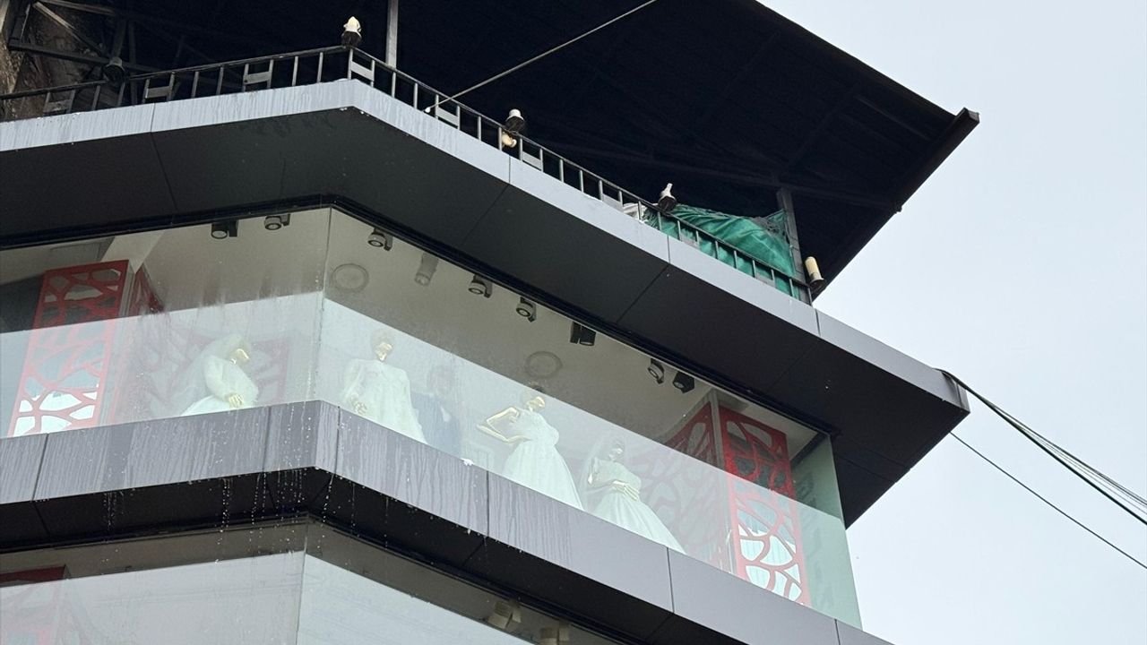 Bursa'da Giyim Mağazasında Yangın: İtfaiye Hızla Müdahale Etti