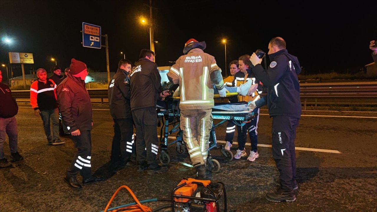 Bursa'da Kamyona Çarpan Otomobilin Sürücüsü Ağır Yaralandı
