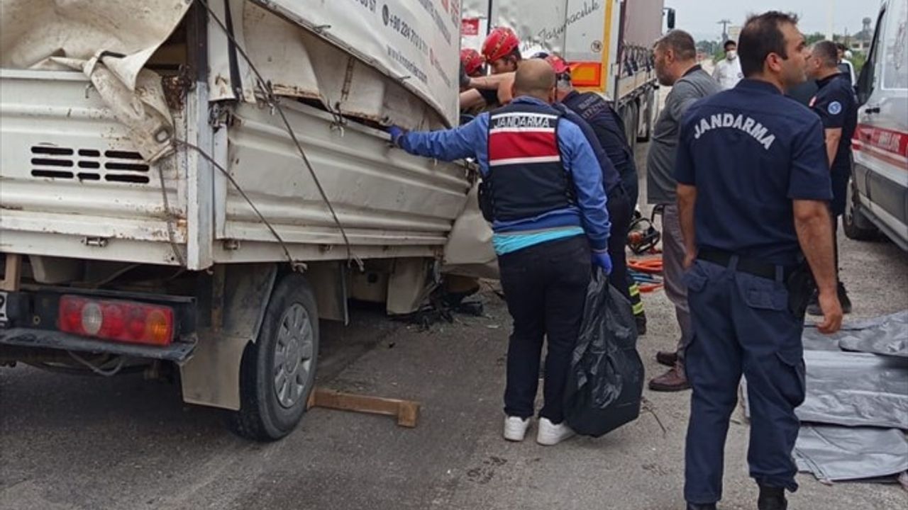Bursa'da Kamyonet Tıra Çarpınca 2 Kişi Hayatını Kaybetti