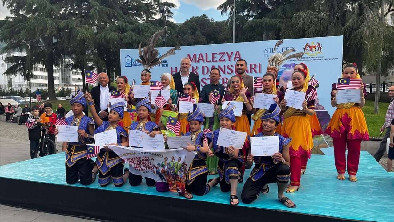 Bursa'da Malezya Ekibinden Renkli Halk Dansları Gösterisi