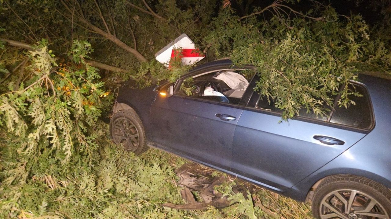 Bursa'da Motosiklet Otomobille Çarpıştı: Sürücü Yaralandı