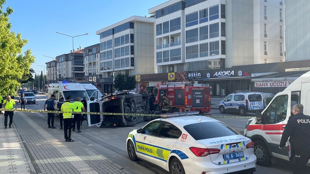 Bursa'da Polis Aracının Devrilmesiyle 5 Kişi Yaralandı