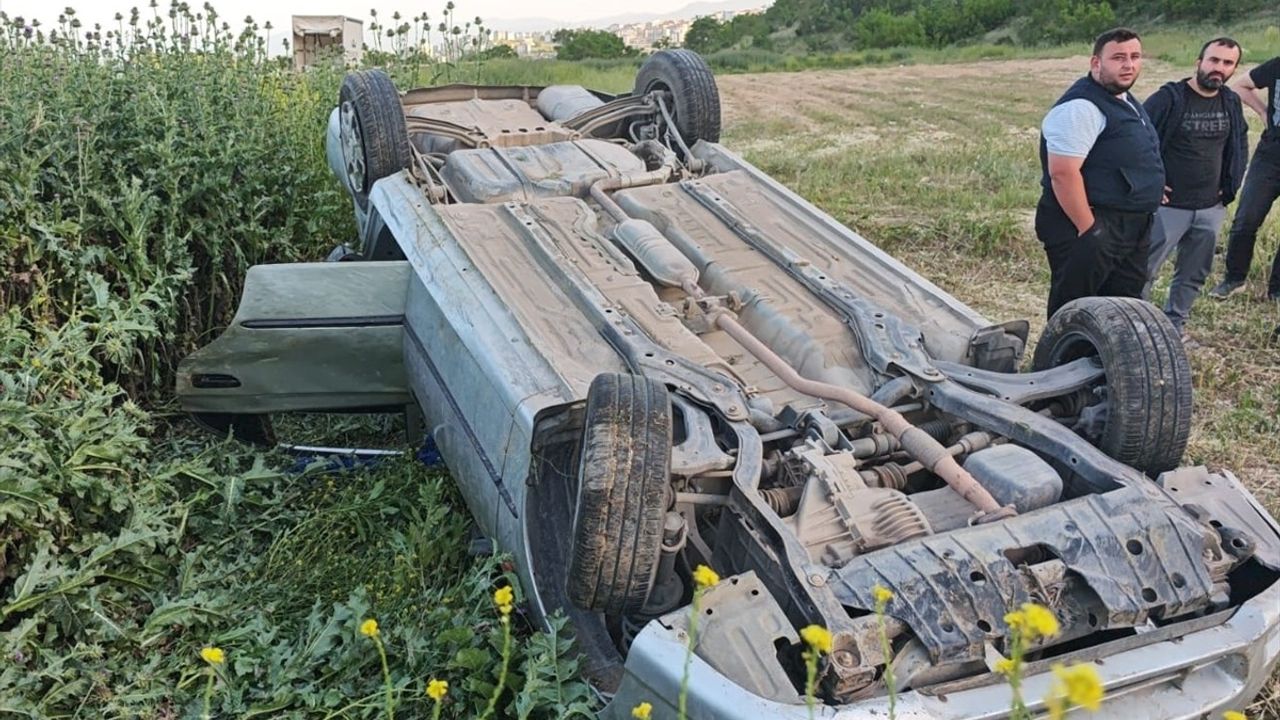 Bursa'da Şarampole Devrilen Otomobilde 5 Yaralı