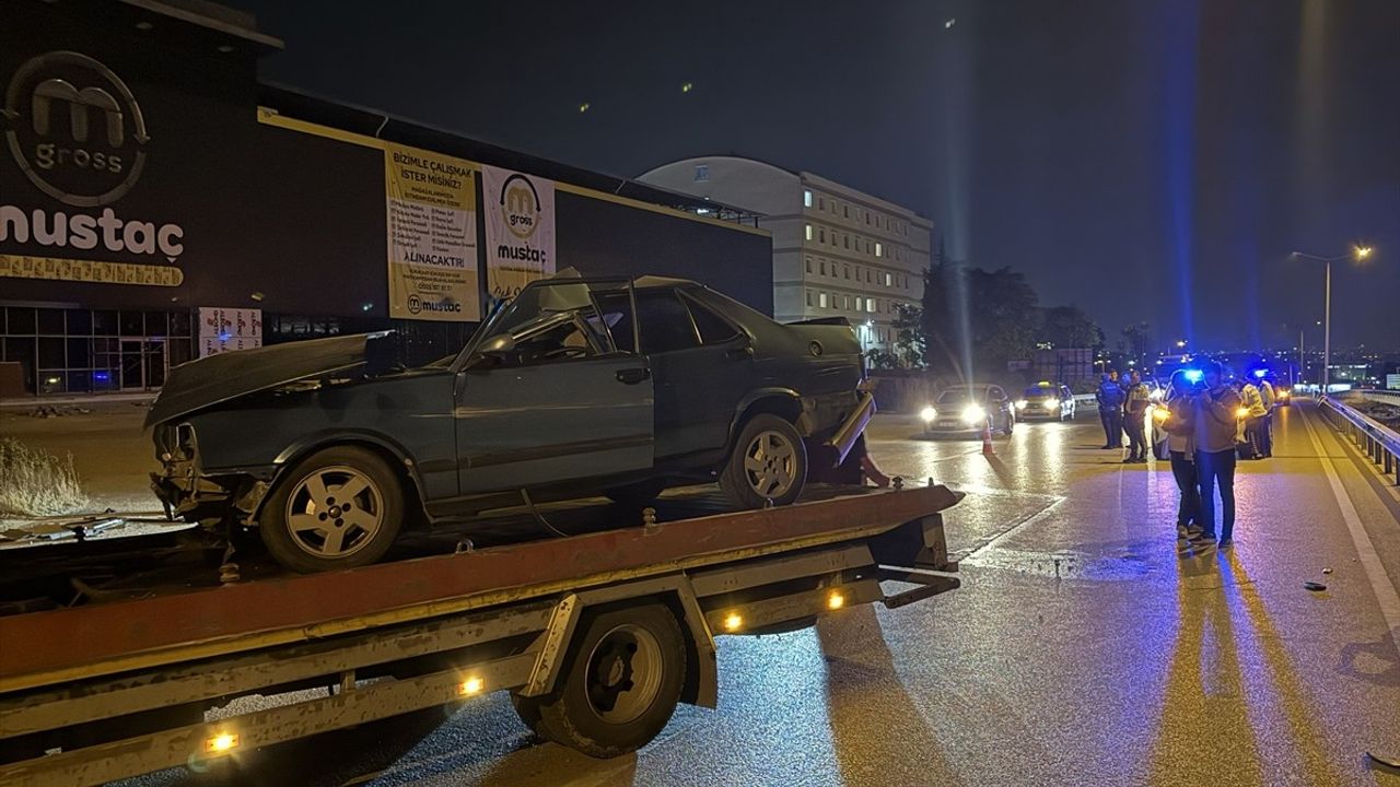 Bursa'da Tıra Arkadan Çarpan Otomobilin Sürücüsü Ağır Yaralandı