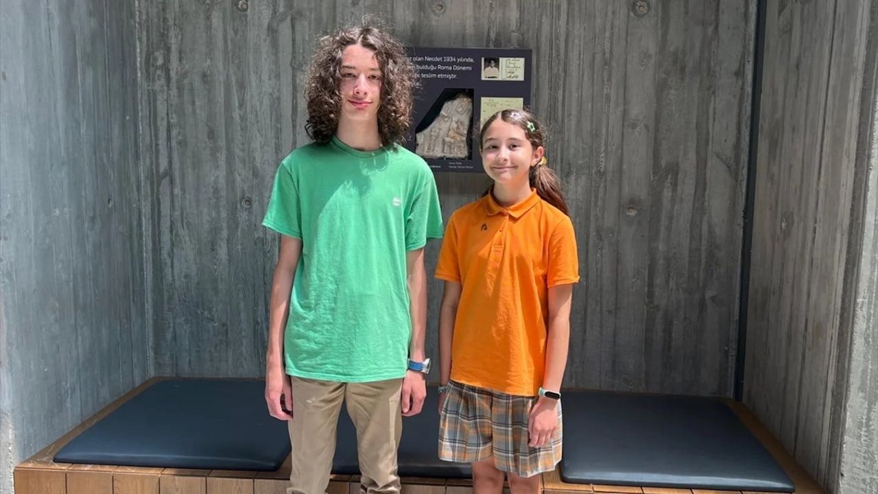 Çanakkale'de İki Kardeş, Buldukları Yüzük Mührünü Troya Müzesi'ne Teslim Etti