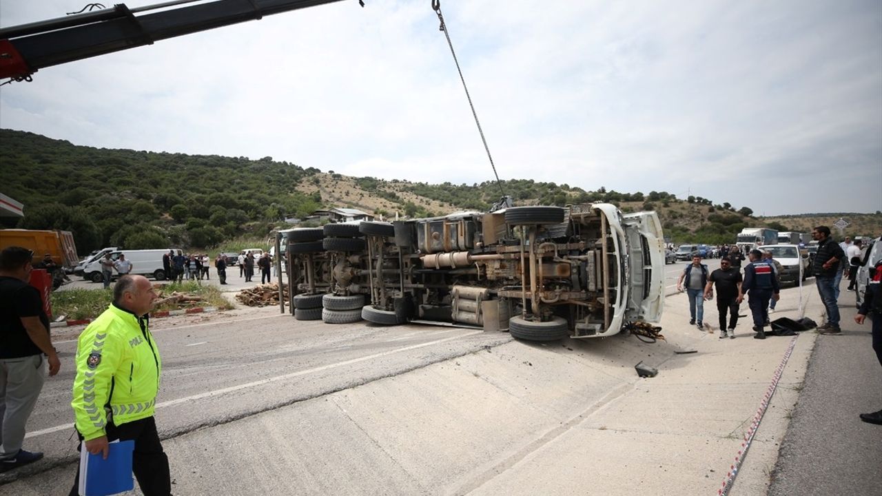 Çanakkale'de Yolcu Otobüsü ile Kamyon Çarpıştı: Ölü ve Yaralılar Var