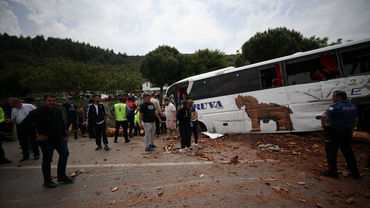 Çanakkale'de Yolcu Otobüsü, Kamyon ve Otomobil Çarpıştı: 5 Ölü, 11 Yaralı