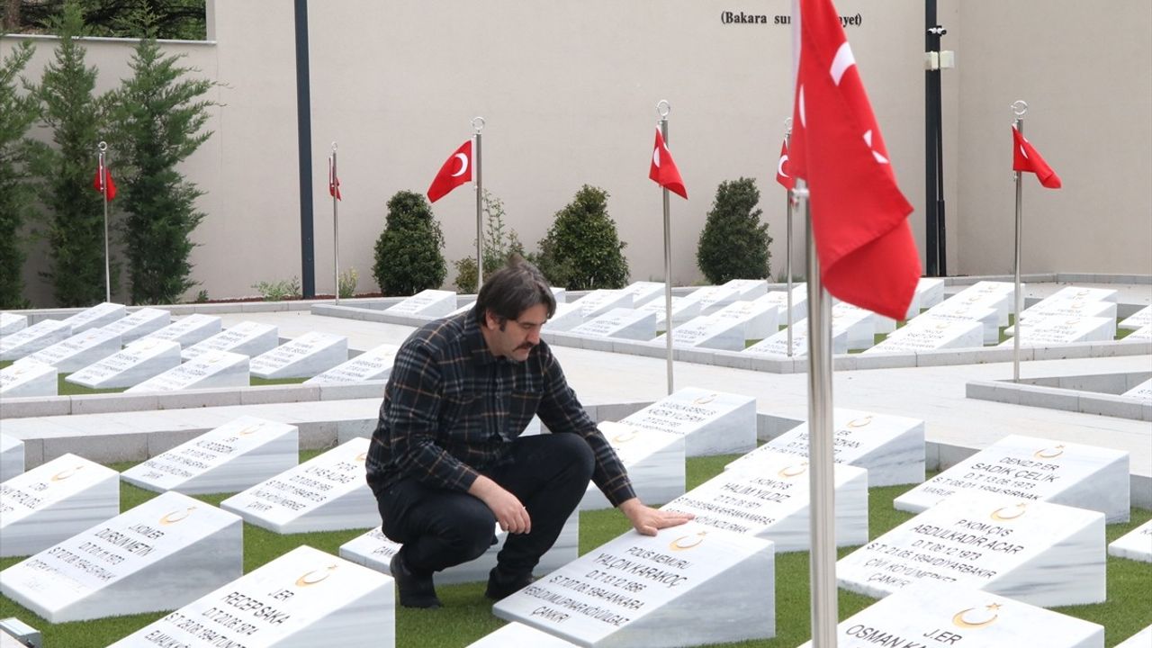 Çankırılı Güvenlik Görevlisi, Şehit Mezarlarını Temizleyerek Onurlandırıyor