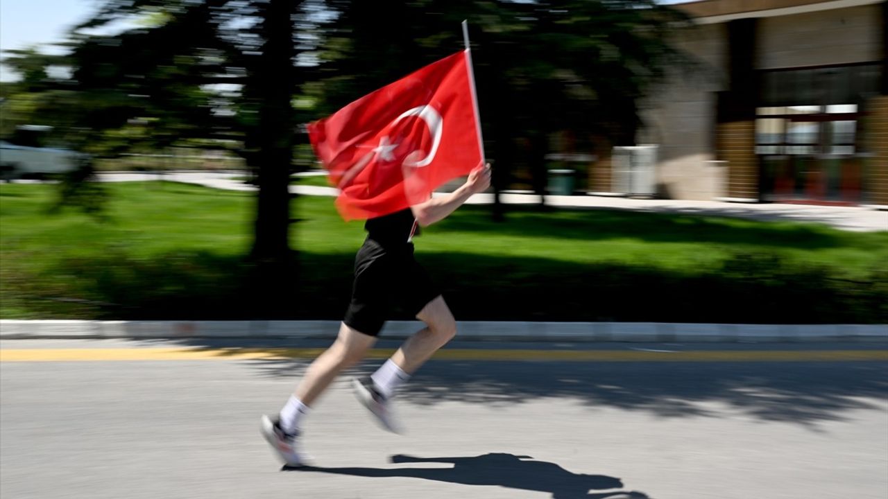 CHP Genel Başkanı Özel, Ankara Yarı Maratonu'nda Doğayla İç İçe Proje Vurgusu Yaptı