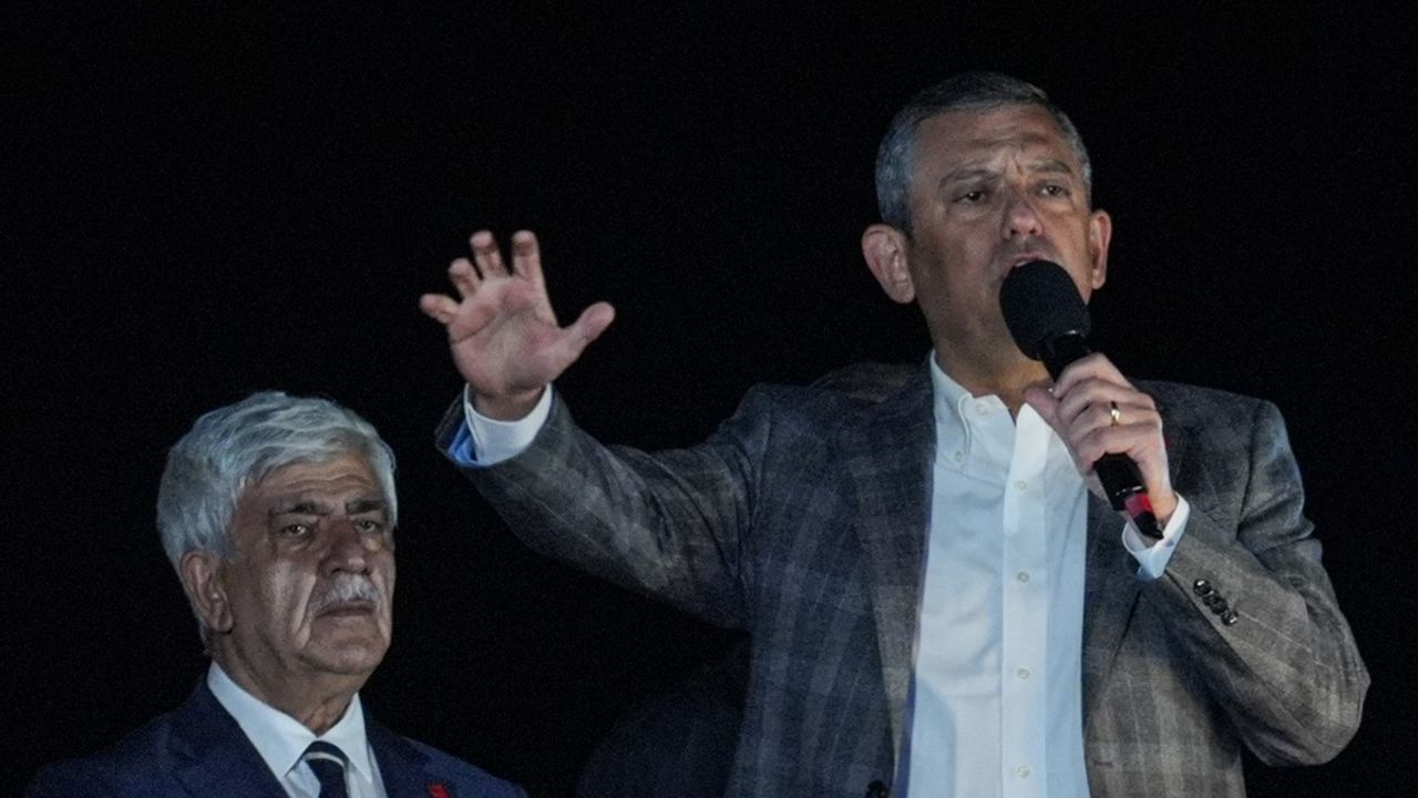 CHP Genel Başkanı Özel, Silivri'de İmza Kampanyasında Hızla İlerliyor