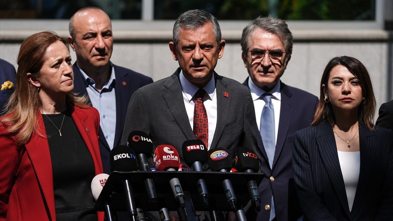 CHP Genel Başkanı Özgür Özel, DİSK'te Asgari Ücret İçin Mücadele Vurgusu Yaptı