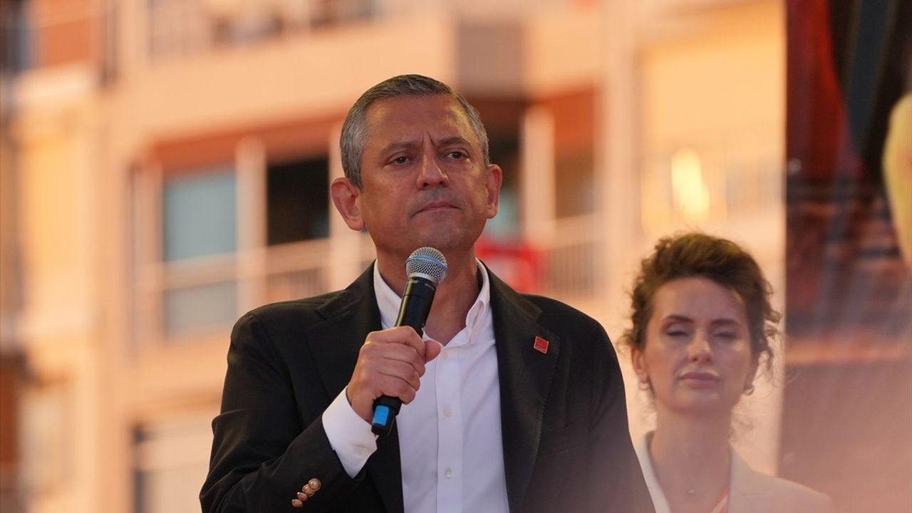 CHP Genel Başkanı Özgür Özel, İzmir Mitinginde Terörsüz Türkiye Vurgusu Yaptı