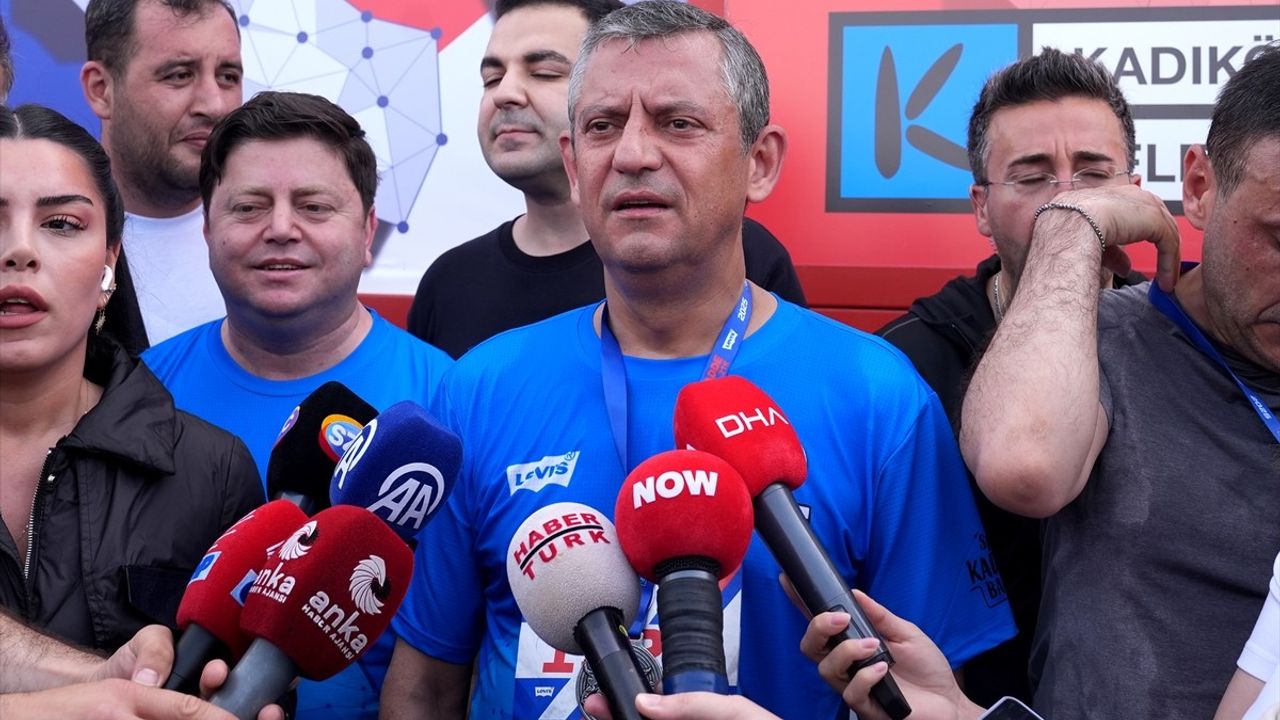 CHP Genel Başkanı Özgür Özel, Kadıköy'de 10K Koşusunda Atatürk'ün İzini Sürdü